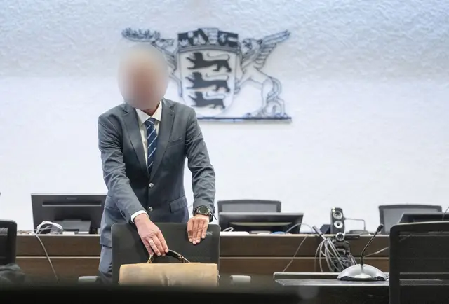 Sein Posten ist zwar abgeschafft, aber der Inspekteur bezieht weiter Bezüge.   | Foto: Marijan Murat/dpa