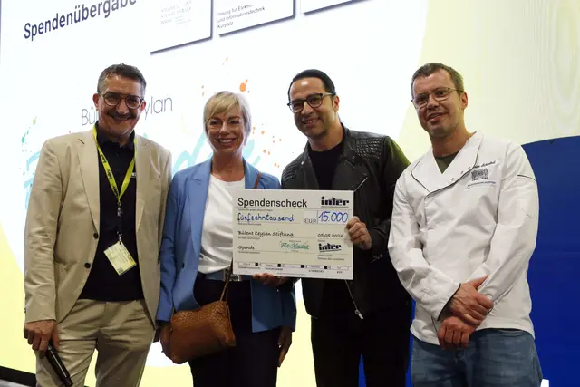 Große Freude bei der Überreichung des Spendenschecks in Höhe von 15.000,- an die Bülent Ceylan für Kinder Stiftung. Von links: Alexander Verwiebe, Leiter des Kompetenzcenters in Mannheim der Inter Versicherungsgruppe, Melanie Magin Geschäftsführerin der Bülent Ceylan für Kinder Stiftung, Comedian Bülent Ceylan, und Christian Schnabel, Obermeister der Bäckerinnung Kurpfalz. | Foto: Handwerkskammer