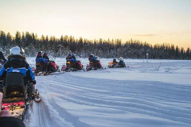 Auf ausgewählten Landausflügen besteht die Möglichkeit einer Schneemobilsafari in Finnisch Lappland | Foto: © Marina Kugelmann für Hapag-Lloyd Cruises