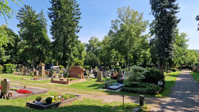 Unbekannte haben am Wochenende einen Grabstein auf dem Hauptfriedhof mit Graffiti beschmiert. Die Polizei in Kaiserslautern ermittelt wegen Sachbeschädigung und sucht Zeugen. | Foto: Ralf Vester