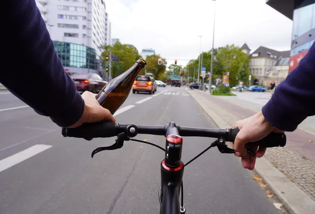 Am Vatertag registriert die Polizei laut Destatis deutlich mehr Alkoholunfälle als an normalen Tagen. Was das im Alltag für Autofahrende und Radfahrende bedeutet und welche Vorsicht im Verkehr hilft. | Foto: Keine explizite Urheberrechtsangabe gefunden