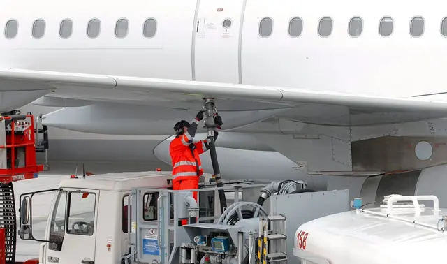 Technische Probleme an einem einzelnen Tankwagen sind kein außergewöhnlicher Umstand, der die Airline von Entschädigungszahlungen befreit, entschied ein Gericht. (zu dpa: «Tankwagen falsch geeicht: Entschädigung für Flugreisende») | Foto: dpa