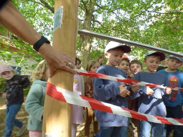 Ein neues Turngerät im Kita-Garten lädt Kinder zum Klettern und Ausprobieren ein. Die beiden ältesten Kinder durften das Absperrband durchschneiden. | Foto: Stadt Neustadt