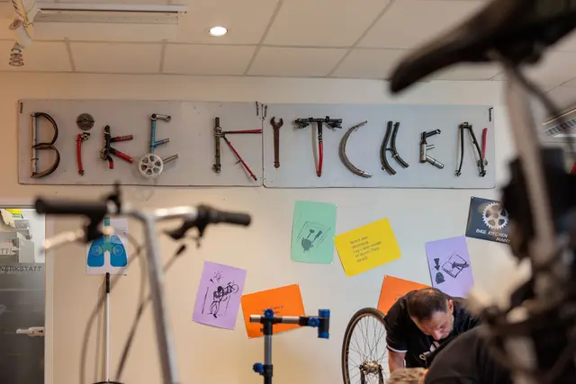 Die «Bike Kitchen» ist eine Selbsthilfe-Fahrradwerkstatt. | Foto: Jörg Halisch/dpa