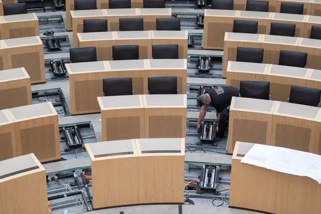 Die Umbauarbeiten im Landtag sind abgeschlossen, am Dienstag steht nun die erste Sitzung an. (Archivbild) | Foto: Marijan Murat/dpa
