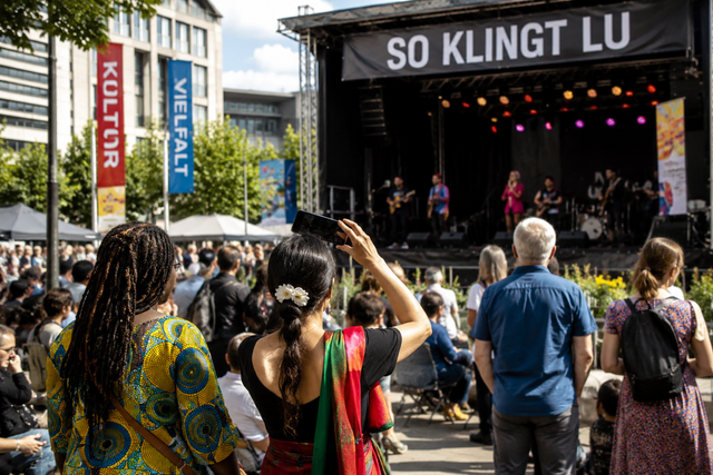 Transkulturelle Festivals sind ein Angebot vieler Städte, oft von Migrationsgremien organisiert (Symbolbild) | Foto: Julia Glöckner/mit Unterstützung von KI erstellt