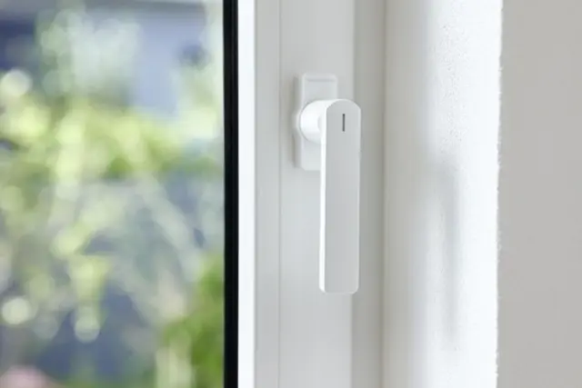 Wenn Fenster klemmen oder undicht werden, sind oft die Beschläge die Ursache. Moderne Technik kann Bedienkomfort erhöhen und Einbruchschutz verbessern. | Foto: Siegenia