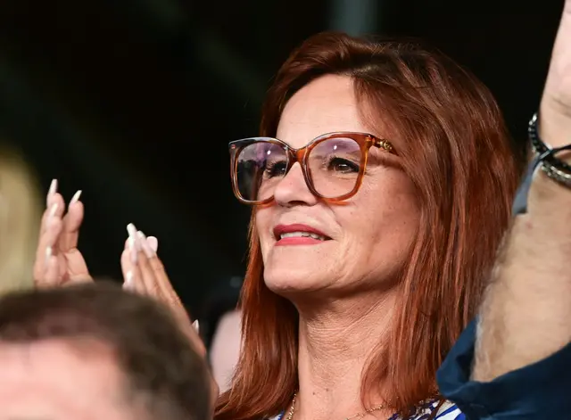 Fußball: DFB-Pokal, SG Sonnenhof Großaspach - Bayer Leverkusen, 1. Runde, WIRmachenDRUCK Arena. Schlagersängerin Andrea Berg sitzt auf der Tribüne und klatscht. (zu dpa: «Ehefrau und Fan: Warum Andrea Berg einen ihrer Hits umtextet») | Foto: dpa