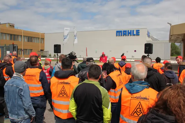 Die IG Metall hat aktuell zum 24-stündigen Warnstreik in Neustadt aufgerufen. (Handout) | Foto: Andreas Schmal/IG Metall/dpa