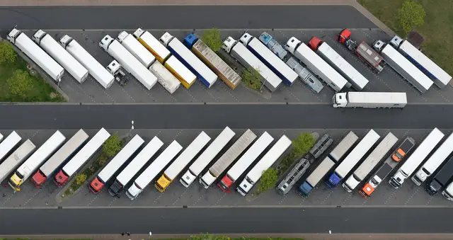 Die EU-Kommission hatte gegen die Lkw-Konzerne wegen verbotener Preisabsprachen Bußgelder von fast vier Milliarden Euro verhängt. (Symbolbild) | Foto: Ralf Hirschberger/dpa-Zentralbild/dpa