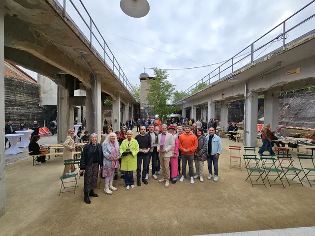 Die Verantwortlichen aus der Verwaltung mit den anwesenden Ratsmitgliedern sowie Peter Strobel, Jörg Zimmermann und Beate Kimmel | Foto: Stadt Kaiserslautern 