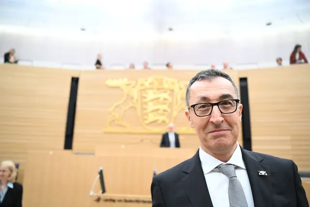 Im Plenarsaal in Stuttgart soll Cem Özdemir am Mittwoch zum neuen Ministerpräsidenten gewählt werden.  | Foto: Bernd Weißbrod/dpa