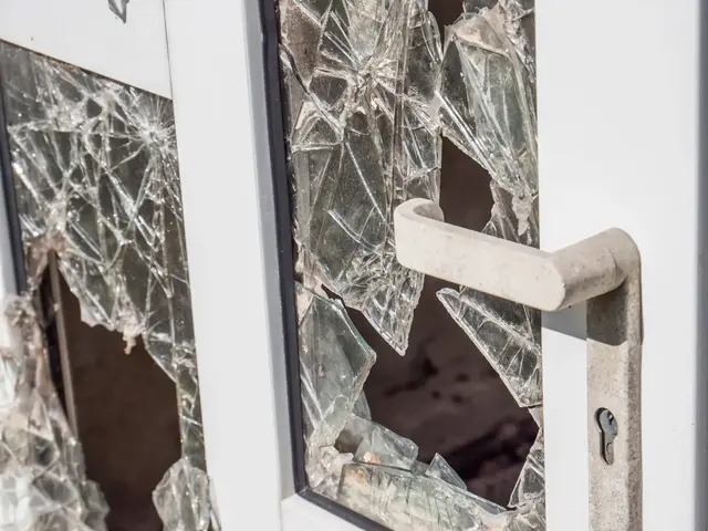 Ein Unbekannter drang am Dienstagnachmittag in ein Wohnhaus in Karlsruhe‑Grünwinkel ein und griff einen 92‑jährigen Bewohner an. Die Polizei sucht nun Zeugen, die Hinweise zum Täter geben können. | Foto: Animaflora PicsStock/stockadobe.com