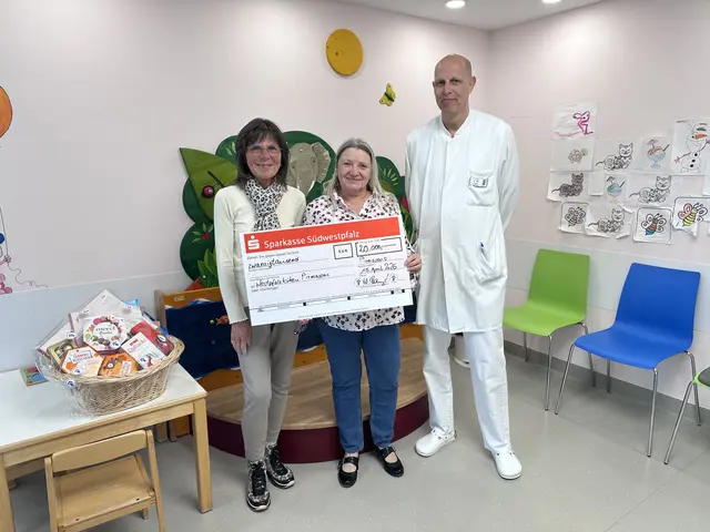 Birgit Neuhs (1. Vorsitzende Westpfalzküken e. V.), Ria Baumgart (2. Vorsitzende Kinderschutzbund Ortsverband Pirmasens e. V.) und Peter Weiss (Chefarzt der Klinik für Kinder- und Jugendmedizin) (von links) bei der Scheckübergabe  | Foto: Städtisches Krankenhaus Pirmasens