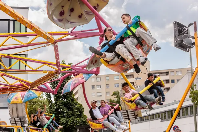 Neben Weinfesten gehören am Wochenende vom 14. bis 17. Mai auch Kerwen und Maimärkte zum Programm in der Pfalz – hier auf dem Maimarkt in Wörth | Foto: Paul Needham