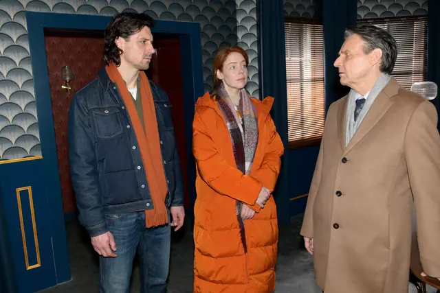 Schmitti (Timo Hastenpflug, links) und Toni (Olivia Marei) setzen Jo Gerner (Wolfgang Bahro) zunehmend unter Druck. | Foto: RTL / Rolf Baumgartner