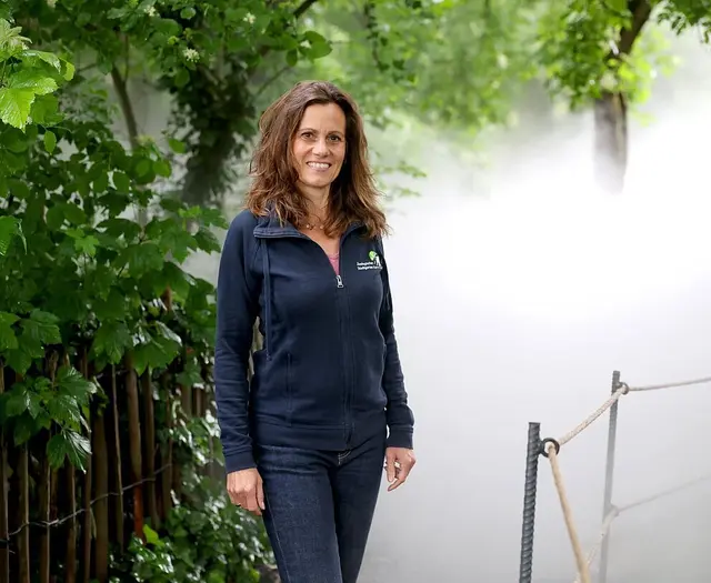 Architektin Anja Wurm steht mitten im Nebel des Farngartens. Architektin Anja Wurm steht mitten im Nebel des Farngartens | Foto: Zoo Karlsruhe, Timo Deible