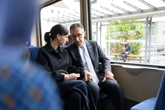 Eigentlich ist Özdemir ein passionierter Radler. Diesmal nahm er die Bahn. | Foto: Marijan Murat/dpa