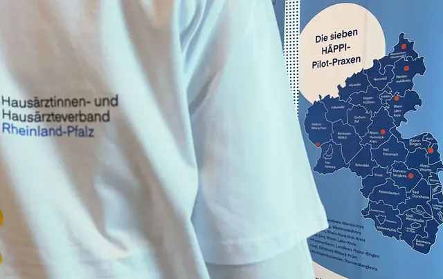 Hausärztinnen und Hausärzte sollen von digitalen Helfern und Fachpersonal entlastet werden. | Foto: Alina Grünky/dpa