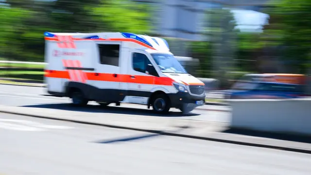 Bei Baiersbronn sind ein Rettungswagen und ein Auto zusammengestoßen. (Symbolbild) | Foto: Julian Stratenschulte/dpa/dpa-tmn