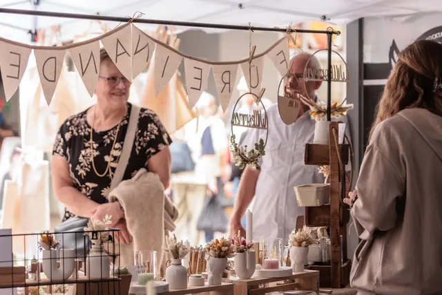 Bummeln, stöbern und einkaufen: Märkte und verkaufsoffene Veranstaltungen begleiten an diesem Wochenende viele Feste in der Region – hier beim Maimarkt in Wörth | Foto: Paul Needham