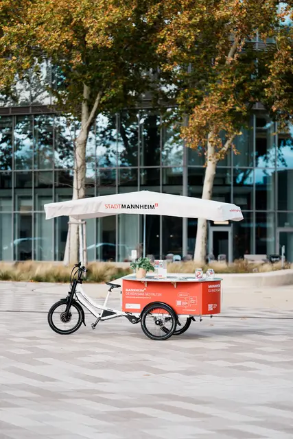 Das MAchMit-Mobil der Stadt Mannheim informiert an zwei Nachmittagen über Ehrenamt, Bürgerbeteiligung und den bundesweiten Ehrentag zum Grundgesetz. | Foto: Stadt Mannheim/Andreas Henn