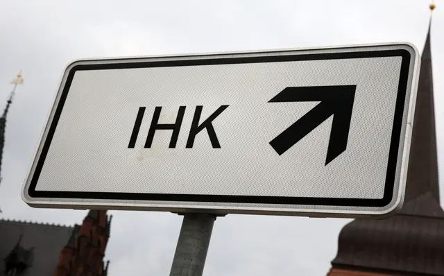 An der Konjunkturumfrage der IHK-Arbeitsgemeinschaft Rheinland-Pfalz haben 1.027 Unternehmen aller Größen und Branchen mit insgesamt rund 190.000 Beschäftigten teilgenommen. (Symbolbild) | Foto: Bernd Wüstneck/zb/dpa