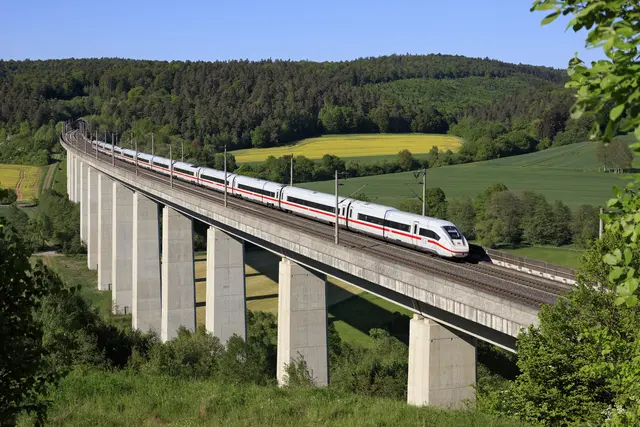 Auf der Strecke Kassel–Bebra erneuert die Deutsche Bahn Gleise und Weichen. Für fünf Wochen fallen zahlreiche Regional- und Fernzüge aus, Ersatzbusse sind im Einsatz. | Foto: Deutsche Bahn AG / Georg Wagner