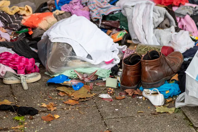 Wohin mit alten Kleidungsstücken, wenn der Container um die Ecke irgendwann wegfällt? Diese Möglichkeiten gibt es in Speyer. | Foto: sunakri/stock.adobe.com
