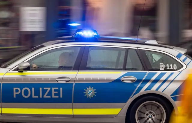Die Polizisten lösten die Streit auf der Fahrbahn auf. (Symbolbild) | Foto: Peter Kneffel/dpa