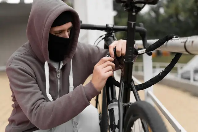 Eine Zivilstreife erwischte einen 52‑Jährigen in der Industriestraße, als er mit zwei Fahrrädern unterwegs war. Das gestohlene blau‑weiße Zündapp‑Mountainbike stellte die Polizei sicher. | Foto: mtrlin/stock.adobe.com