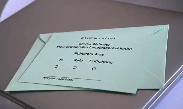 Von einem solchen Stimmzettel soll ein Abgeordneter ein Foto gemacht haben, dass er dann auf Social Media teilte. (Archivbild) | Foto: Katharina Kausche/dpa