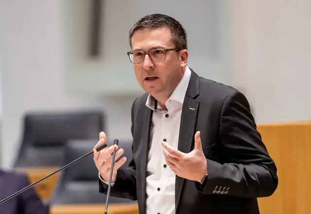 Marcus Klein, CDU-Politiker aus Steinwenden, spricht im Landtag Rheinland-Pfalz am Rednerpult.
