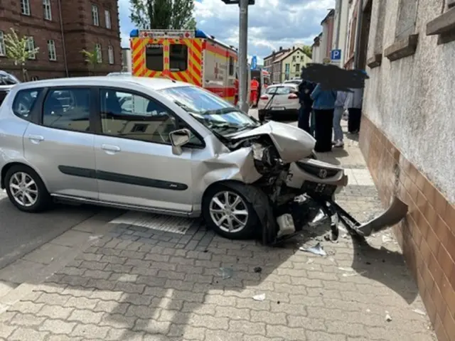 Ein Auto überfuhr eine Verkehrsinsel und prallte gegen eine Hauswand. Drei Menschen wurden bei dem Unfall verletzt, der Wagen erlitt Totalschaden. | Foto: Polizeiinspektion Zweibrücken