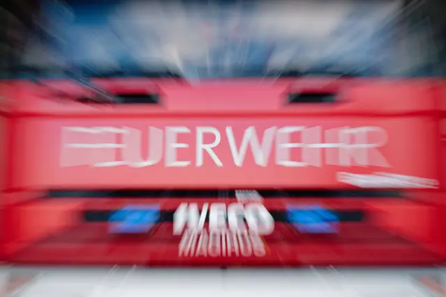 Mehrere Feuerwehren waren im Einsatz, um den Brand zu löschen - auch aus Luxemburg. (Symbolbild)  | Foto: Uwe Anspach/dpa