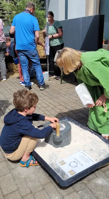 Körner zu Mehl mahlen wie früher die Römer | Foto: Andrea Abt 