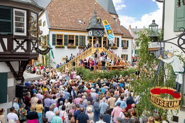 Zur Geißbockversteigerung am Pfingstdienstag herrscht vor dem Rathaus in Deidesheim jedes Jahr ein großer Besucherandrang. | Foto: kgp.de