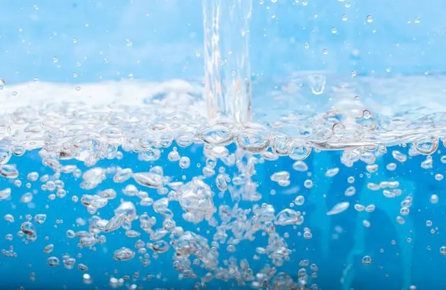 Trinkwasser aus der Leitung steht in Neustadt laut Auswertung für besonders niedrige Belastungswerte. | Foto: berkay08 via canva.com