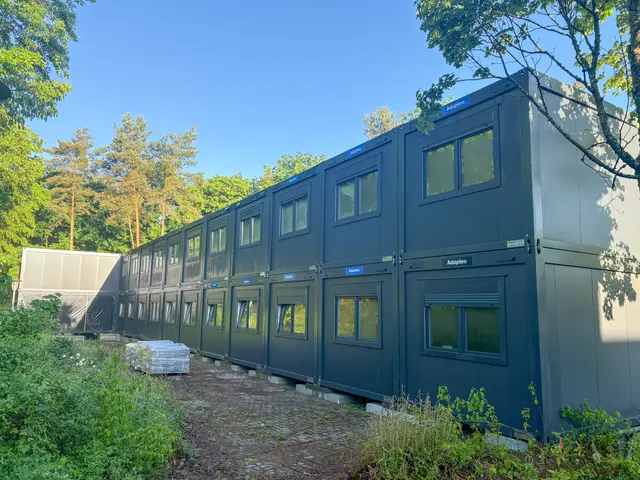  Das Bild zeigt die in Rheinzabern aufgestellten Schulcontainer,
