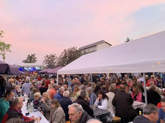 Wein, Livemusik und geselliges Beisammensein prägen an diesem verlängerten Wochenende vom 14. bis 17. Mai viele Feste in der Pfalz – hier bei den Leisböhler Weintagen und der Maikerwe in Haßloch | Foto: Benjamin Kertz