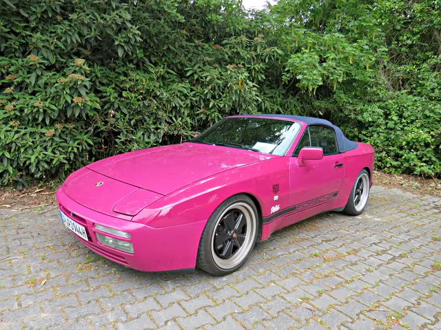 Ein pinkfarbener Porsche 944 S2 Carbio | Foto: Brigitte Melder