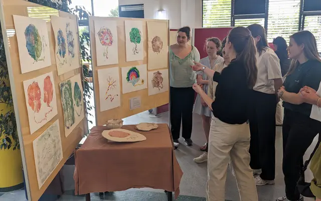 Studierende des Hebammenstudiengangs der DHBW Karlsruhe präsentieren ihre kreativen Arbeiten zu Schwangerschaft, Geburt und frühen Lebensmomenten.  | Foto: Bildrechte: DHBW KA