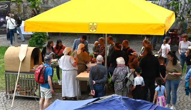 römische Brötchen backen und essen | Foto: Andrea Abt