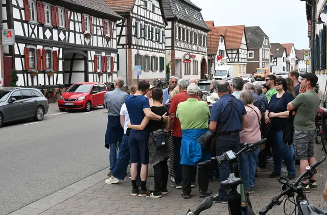 Teilnehmer lauschen dem historischen Rundgang durch Rheinzabern von Annemarie Faust | Foto: Andrea Abt