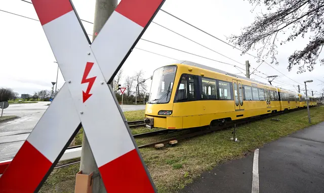 Es kam zum Zusammenstoß der Stadtbahn mit dem Auto. (Symbolbild) | Foto: Bernd Weißbrod/dpa