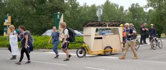 Walk-for-the-Planet-Gruppe unterwegs mit selbstgebautem Solarlastenanhänger 