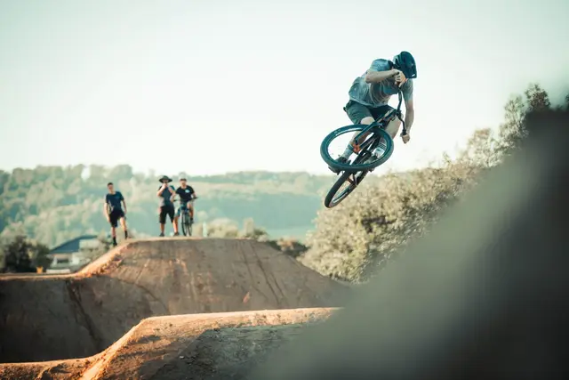 Zum Start am Eisweiher können Kinder und Jugendliche den neuen Pumptrack ausprobieren und sich Helm und Rad ausleihen. | Foto: Stadt Pirmasens