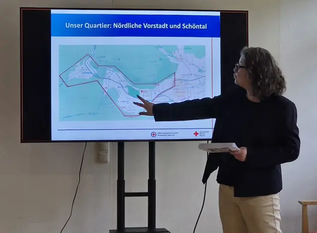 Projektleiterin Dr. Elke Rudolph von der DRK Schwesternschaft Rheinpfalz-Saar e.V. erklärt den Quartierszuschnitt. Die Angebote stehen natürlich auch allen anderen offen. | Foto: DRK Schwesternschaft Rheinpfalz-Saar e.V.