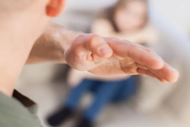 Jahrelange Gewalt und Kontrollversuche durch den Kindsvater können dazu führen, dass das alleinige Sorgerecht der Mutter zugesprochen wird. | Foto: dpa
