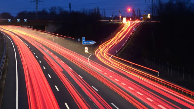 Viele Spuren - viel Verkehr: Wenn dann auch noch die Streifen gewechselt werden, wird's schnell unübersichtlich und riskant.  | Foto: dpa